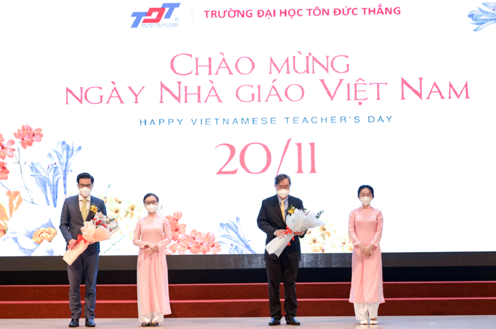 Đại diện sinh viên tặng hoa cho Lãnh đạo Nhà trường.