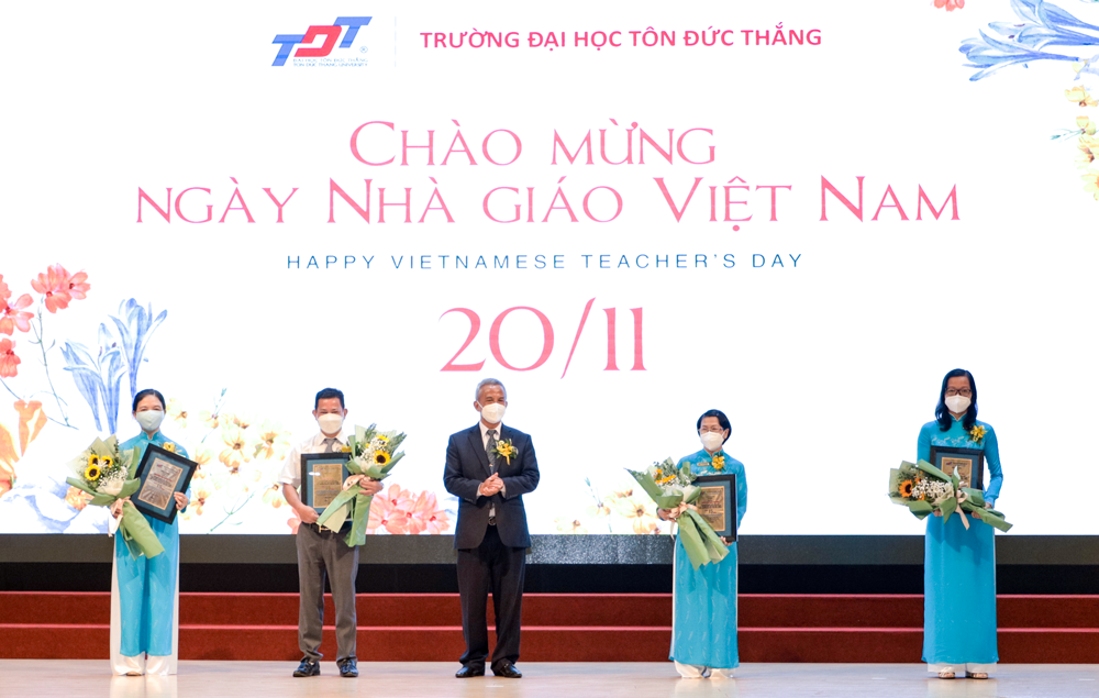 Trao tặng khánh vàng cho các thầy cô đã gắn bó với Trường tròn 15 năm.