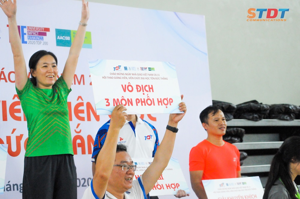 Các thầy cô cũng hết mình với những hoạt động thể thao tại Nhà thi đấu.