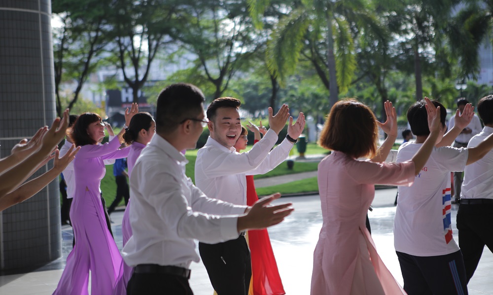 Sinh viên hào hứng với màn nhảy flashmob chúc mừng. Đây là món quà bí mật được các bạn sinh viên hẹn nhau tập luyện và biểu diễn tặng thầy cô.