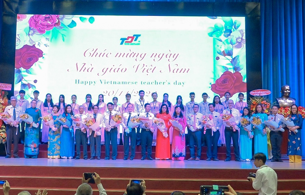 Những bó hoa tươi thắm dành tặng thầy cô của mình là sự thể hiện tinh tế nhất. Trong Lễ tri ân, sinh viên đã tặng hoa cho các thầy cô đại diện tập thể giảng viên, viên chức của các khoa.