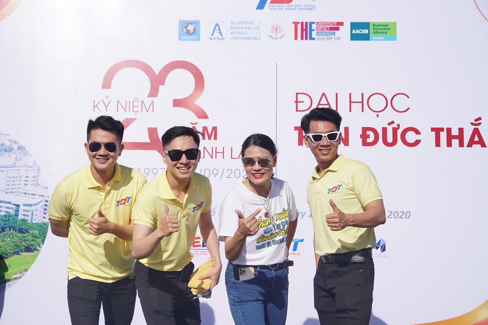 Các đơn vị chụp hình lưu niệm