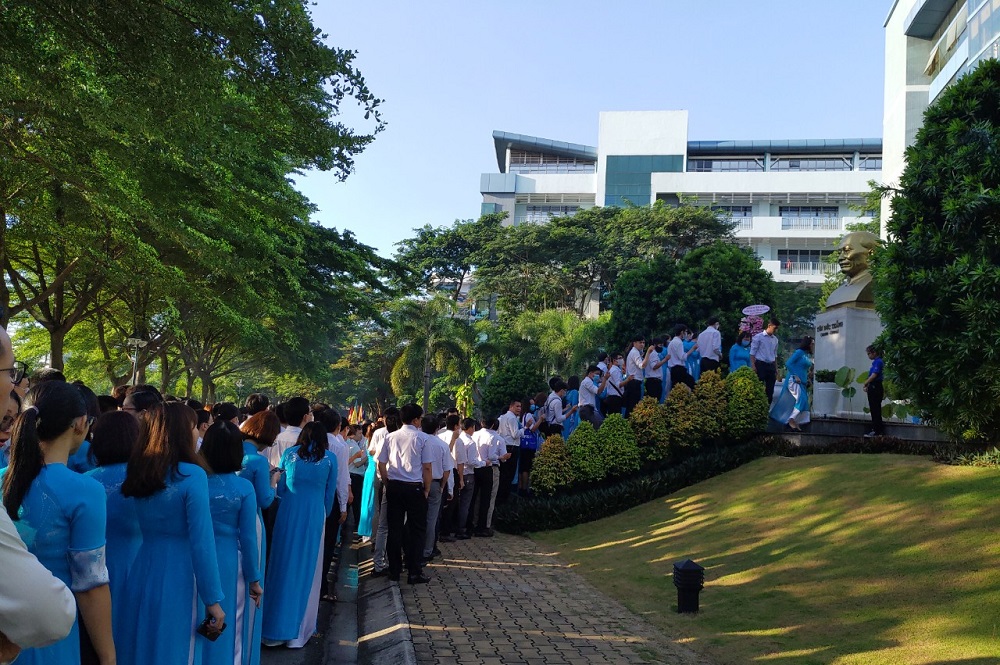 Giảng viên-viên chức thực hiện nghi lễ dâng hương