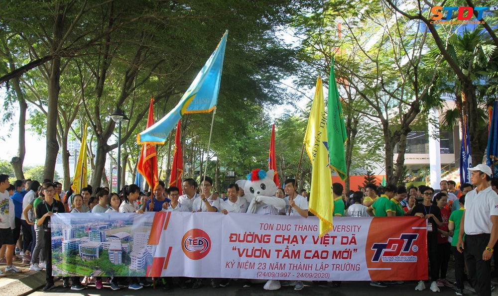 Đông đảo giảng viên-viên chức tham gia Đường chạy "Vươn tầm cao mới"  