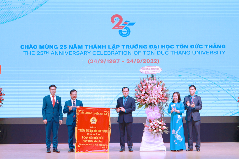 … và trao tặng bức trướng cho tập thể Nhà trường.