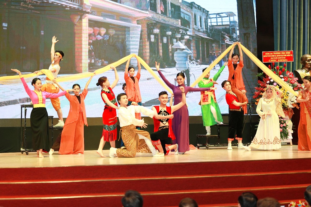 Biểu diễn nghệ thuật chào mừng.