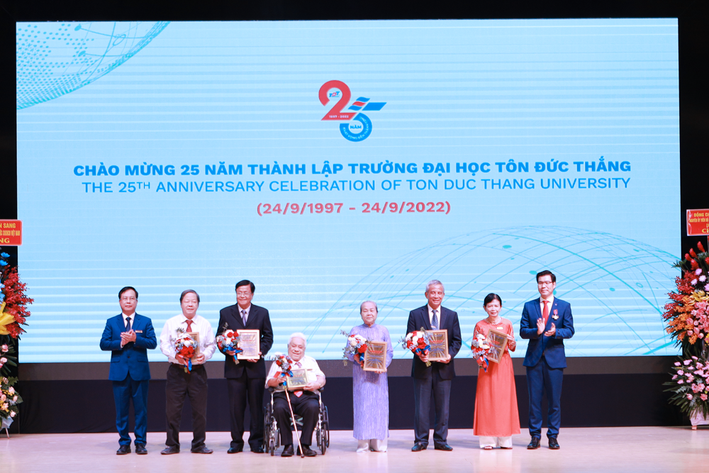 Leaders of the University giving flowers to show gratitude to the Founding Council.