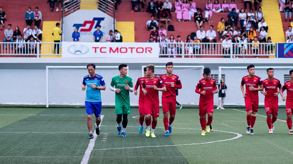 The coach Kim Han Yoon and the players training on the field