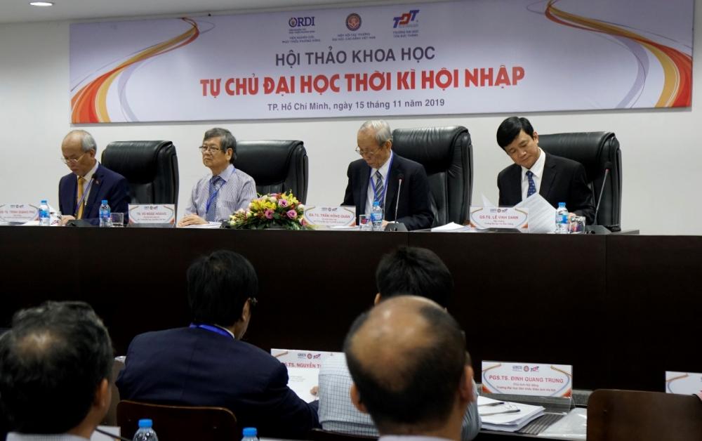 Chủ toạ đoàn làm việc