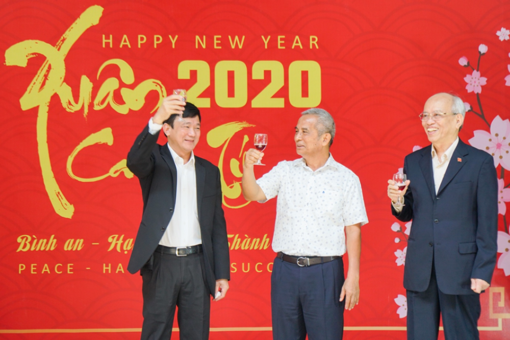 Lãnh đạo TDTU khai rượu đầu Xuân