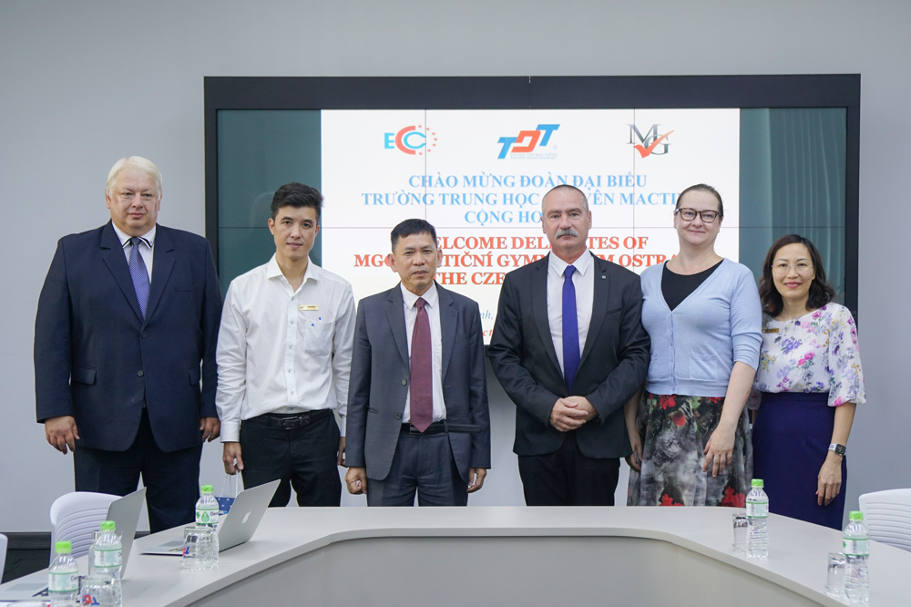 Thày cô đi cùng Đoàn học sinh Mactini chụp ảnh lưu niệm với Đại diện TDTU