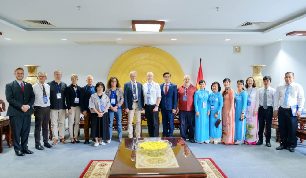 TDTU representatives presented gifts and took souvenir photos with the key speakers