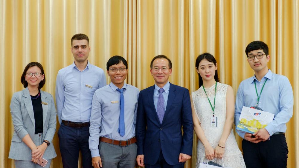 Hai bên chụp hình lưu niệm