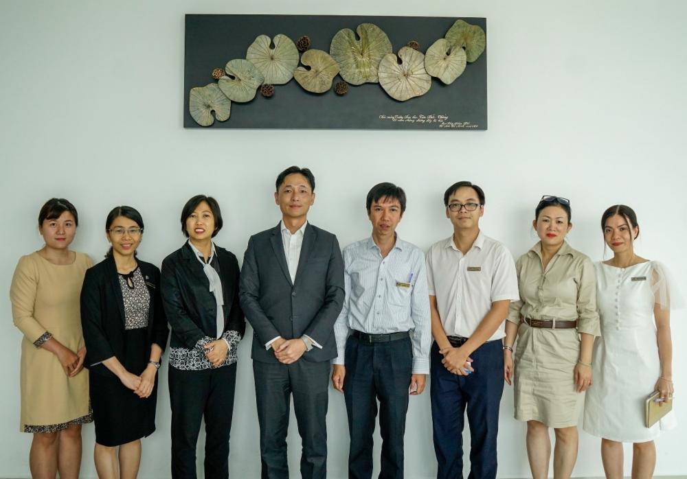 Hai bên cùng chụp hình lưu niệm