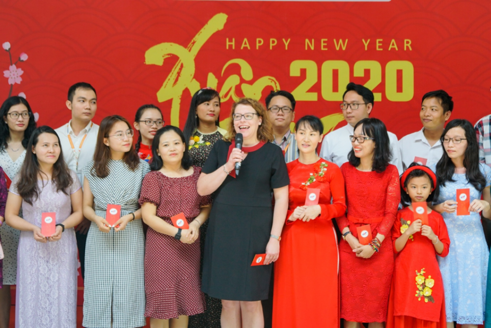 Cô Seija Nyholm, Hiệu trưởng cùng toàn thể thành viên VFIS chúc mừng năm mới  