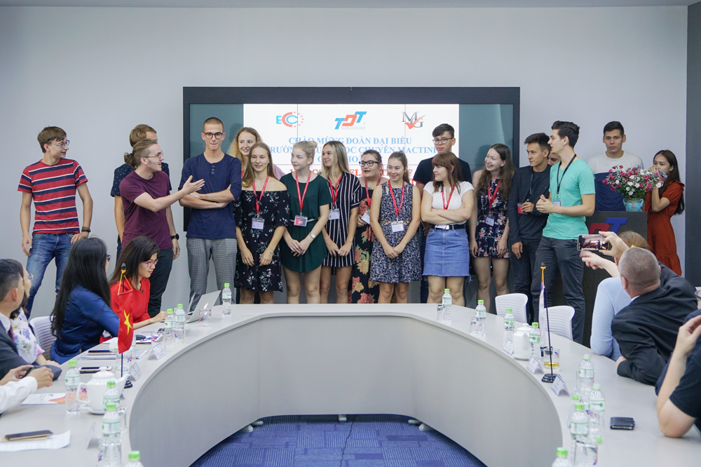 Đoàn học sinh Trường chuyên Mactini biểu diễn văn nghệ…