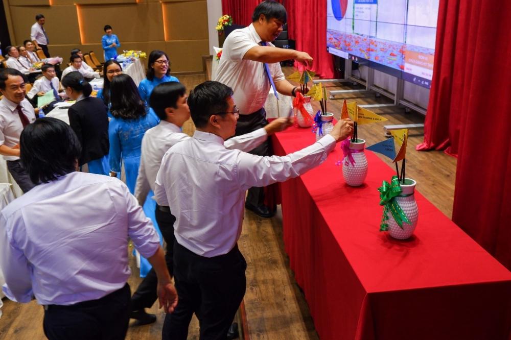 Representatives of departments, faculties and centers registering for the performance emulation for the new academic year