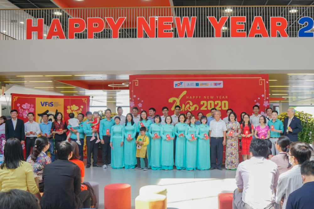 Ban giám hiệu lì xì mừng Xuân