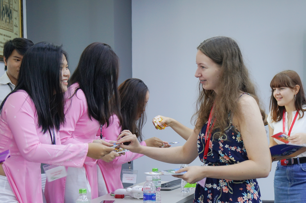 …và giao lưu với sinh viên TDTU