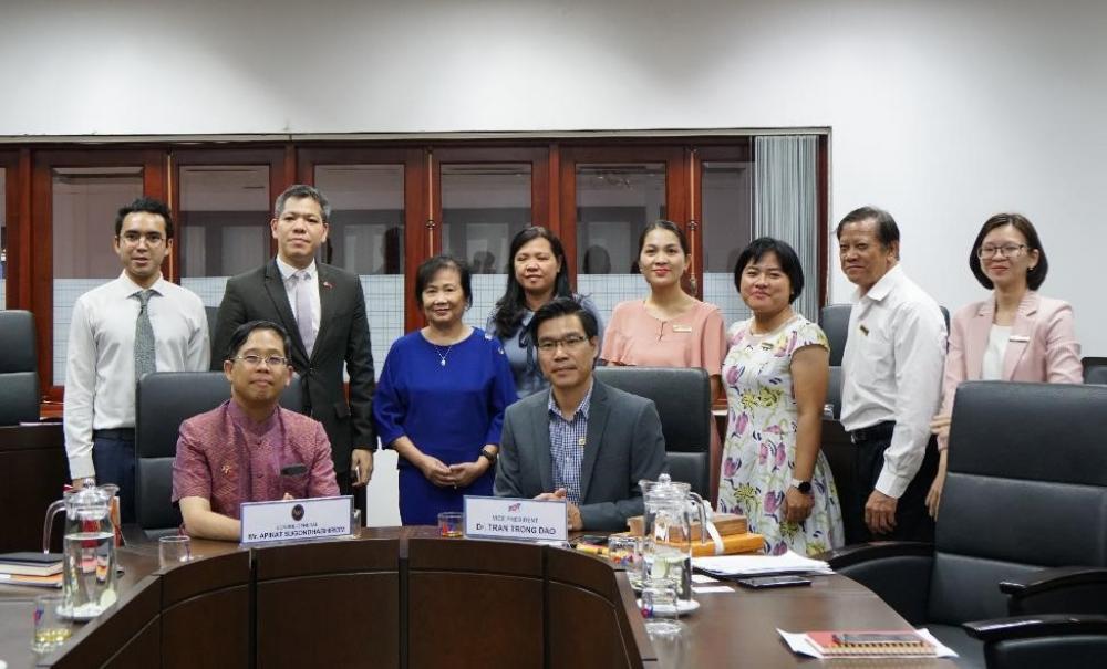 Hai bên trao quà và chụp hình lưu niệm