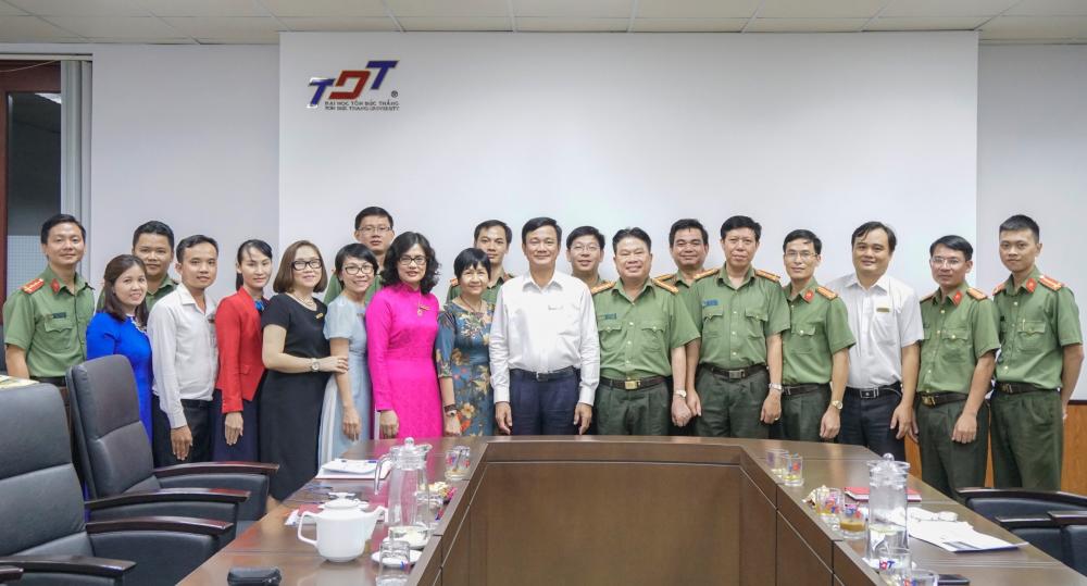 Hai bên trao quà và chụp hình lưu niệm