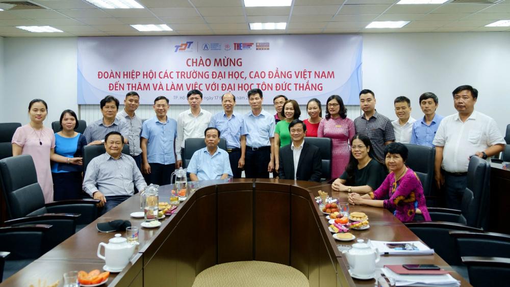 Đoàn chụp hình lưu niệm với Lãnh đạo TDTU