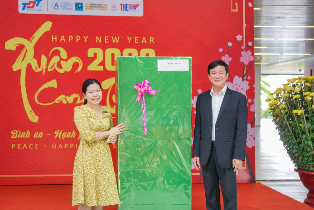 Mọi người cùng tham gia rút thăm may mắn…