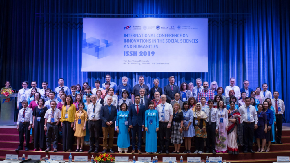 Các học giả chụp hình lưu liện với Ban tổ chức Hội thảo