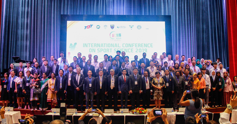 Các học giả và Ban tổ chức chụp hình lưu niệm