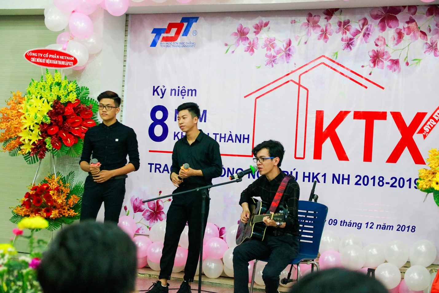 Các tiết mục văn nghệ “cây nhà, lá vườn” của sinh viên nội trú