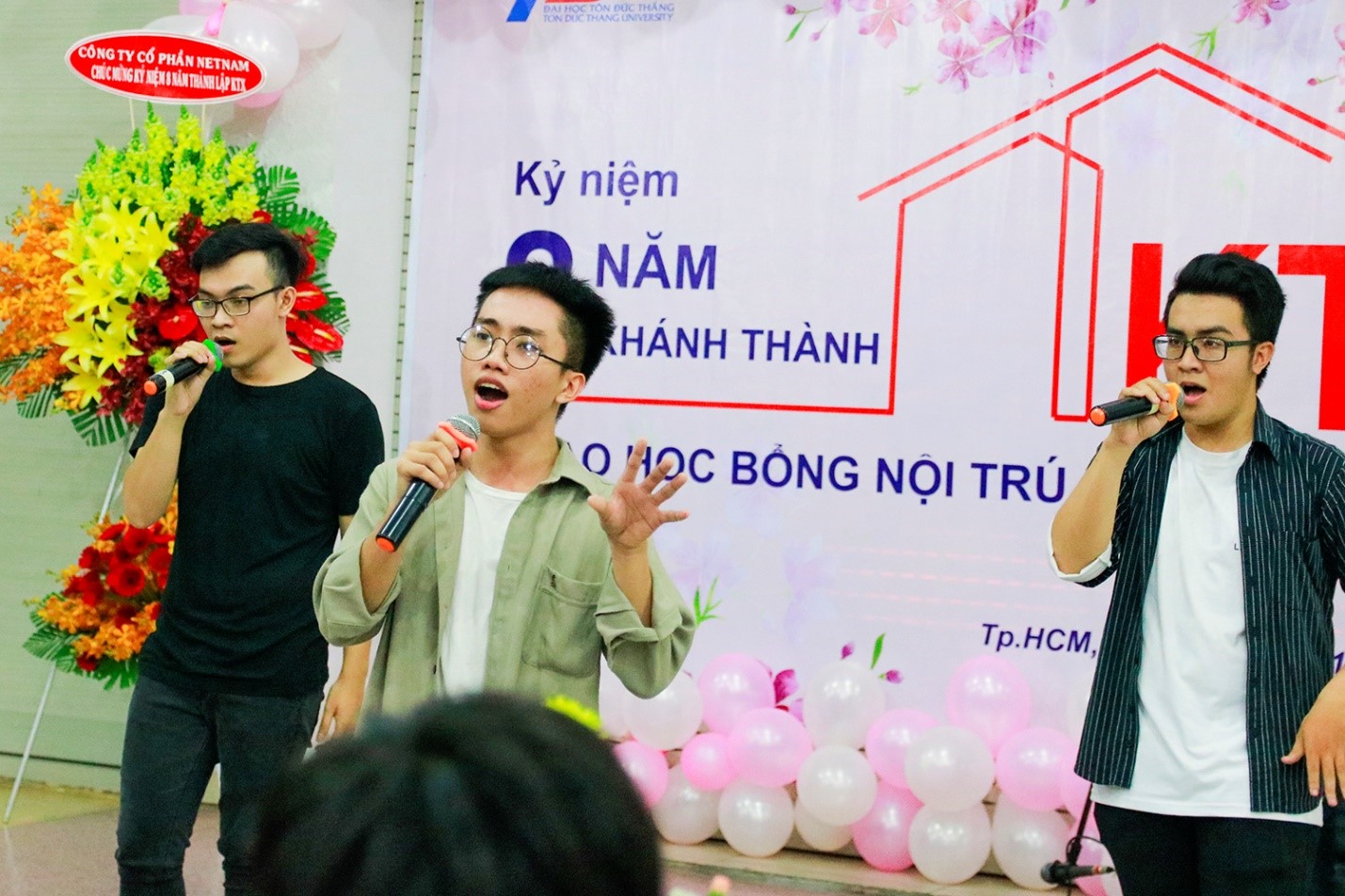 Các tiết mục văn nghệ “cây nhà, lá vườn” của sinh viên nội trú
