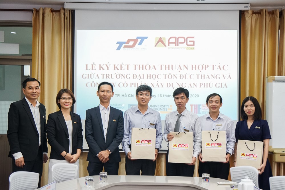 … và chụp ảnh lưu niệm