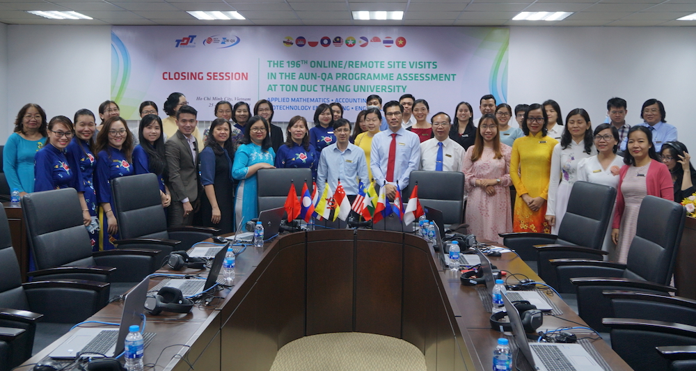 Chụp hình lưu niệm.