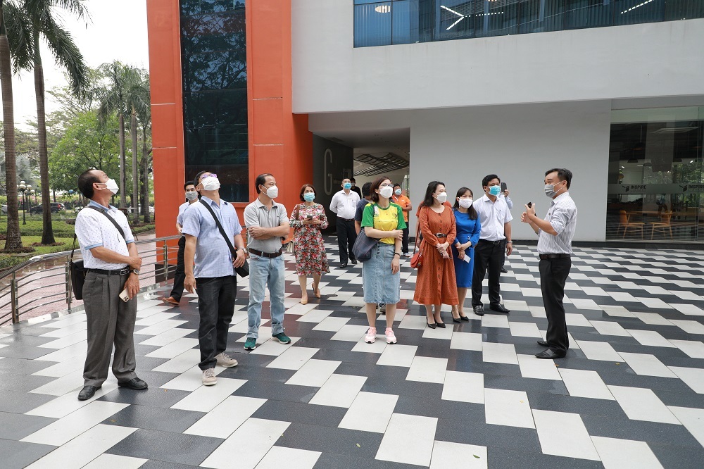 Đoàn được hướng dẫn tham quan Thư viện và Tòa nhà quốc tế.