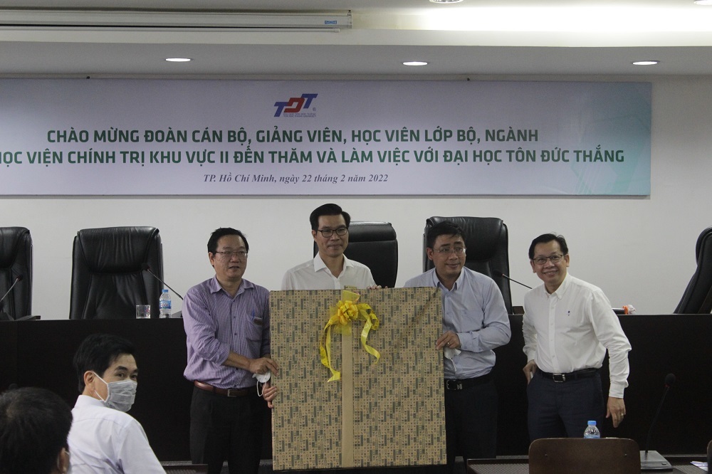 Hai bên trao quà lưu niệm sau buổi tọa đàm.