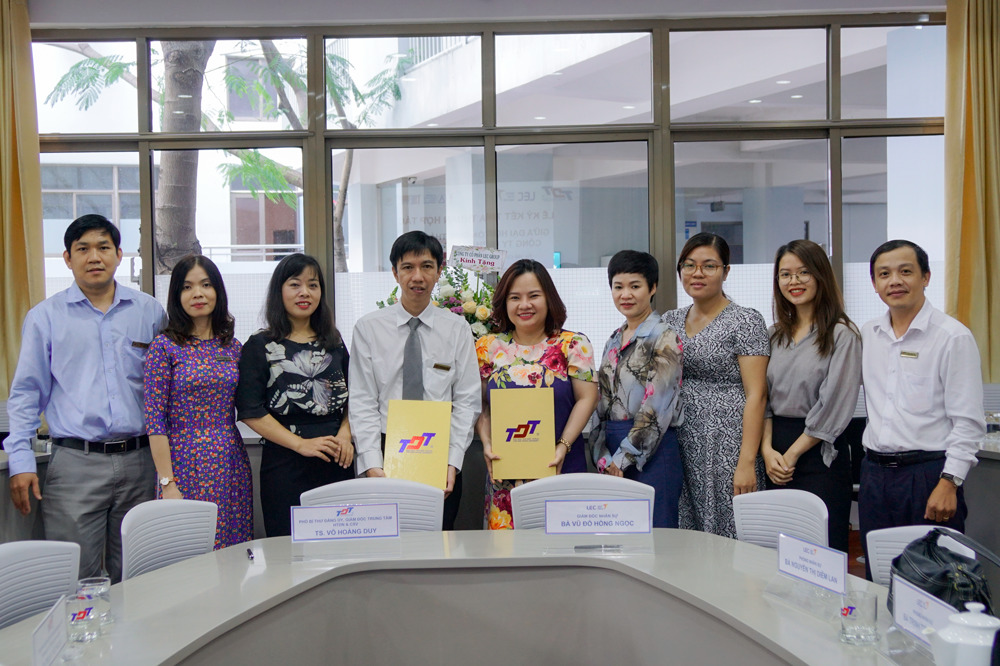 Hai bên trao đổi Thỏa thuận hợp tác và chụp ảnh lưu niệm  