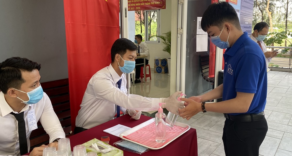 Cử tri được sát khuẩn ...