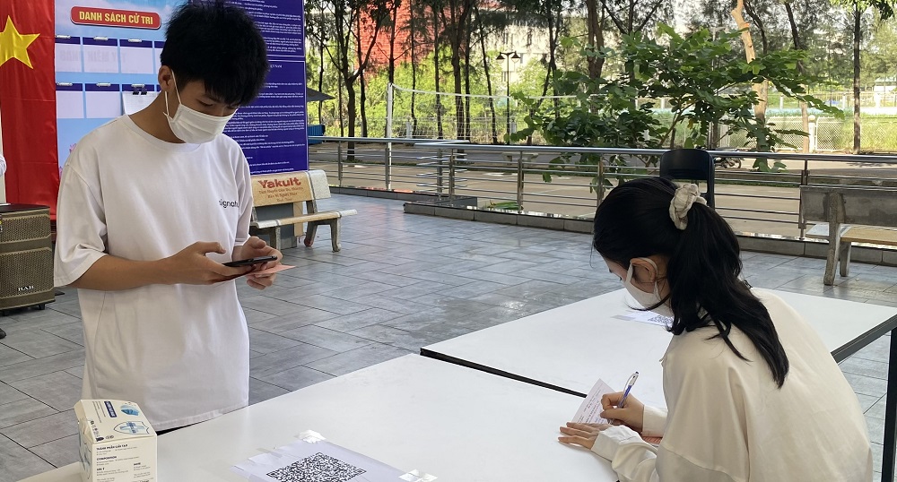 Cử tri thực hiện khai báo y tế trên giấy hoặc trên điện thoại trước khi vào khu vực bầu cử.