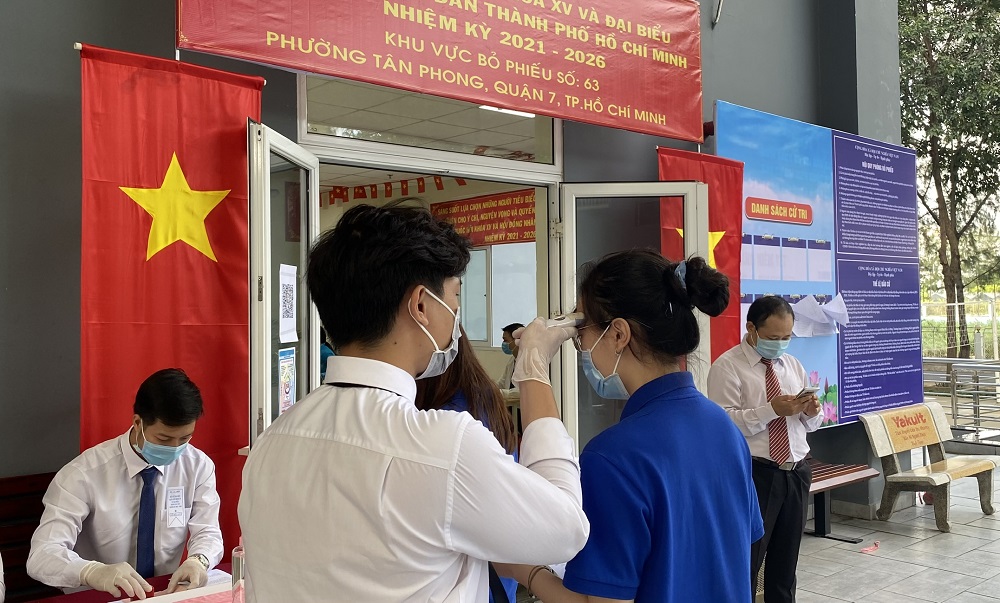 ... và đo nhiệt độ.