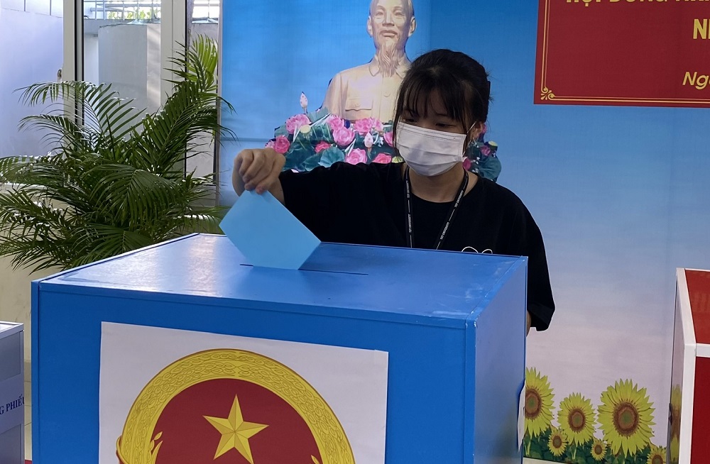 Cử tri tự tay bỏ phiếu vào thùng để thực hiện quyền công dân lần đầu tiên.