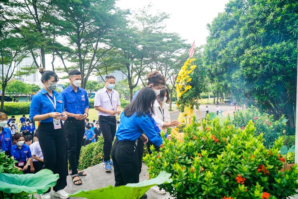 Đại diện lãnh đạo, giảng viên và sinh viên dâng hương trước Tượng đài Bác.