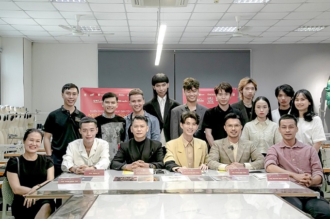 Thạc sĩ Nguyễn Hồng Khiêm (bìa phải)cùng với đồng nghiệp và học trò.