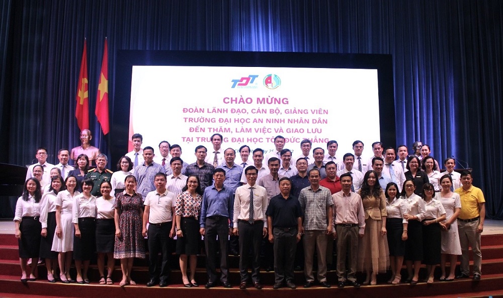 Đoàn chụp hình lưu niệm cùng với lãnh đạo TDTU.