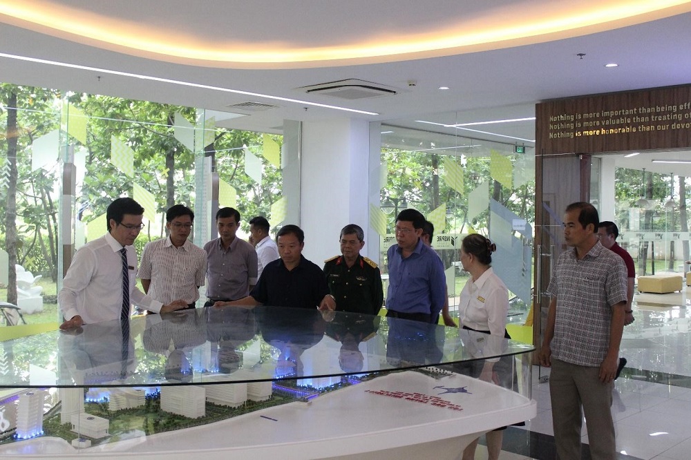 Đoàn được hướng dẫn tham quan Thư viện Truyền cảm hứng.