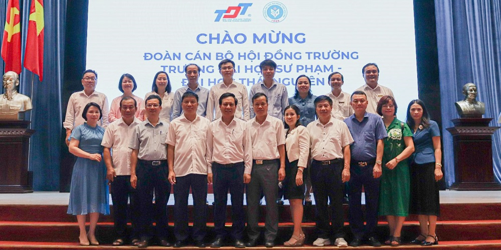 The delegation taking a memorable photo at TDTU.