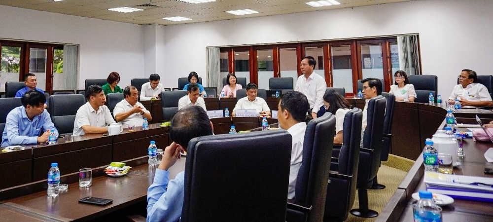 TS. Vũ Anh Đức phát biểu chào mừng đoàn.