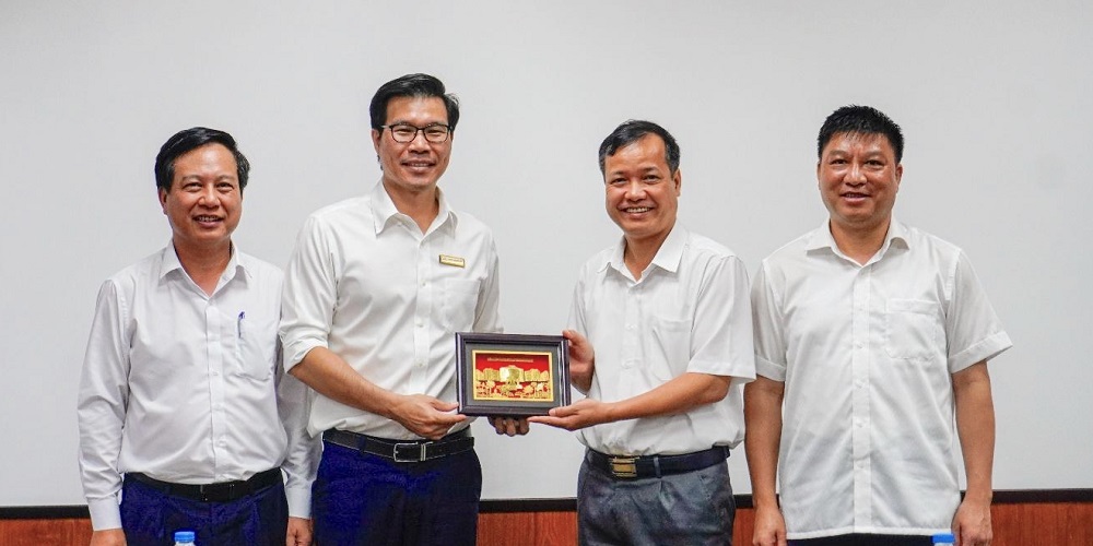 Lãnh đạo hai bên tặng quà lưu niệm.