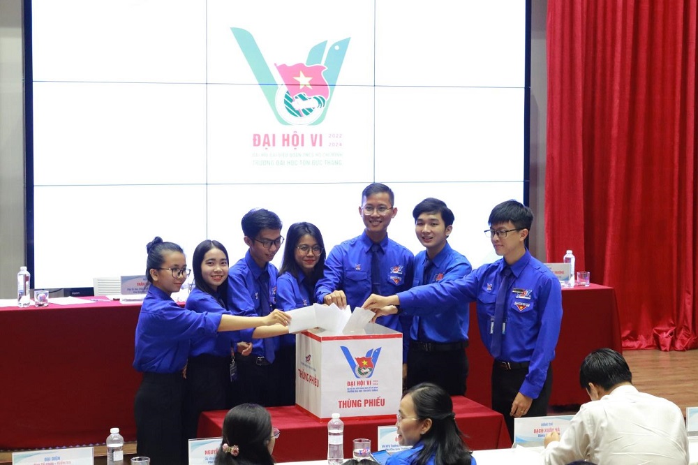 Bỏ phiếu bầu Ban chấp hành.