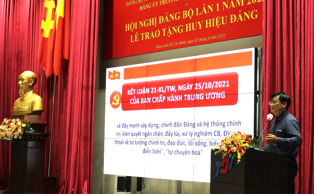 TS. Vũ Trung Kiên báo cáo tại Hội nghị.