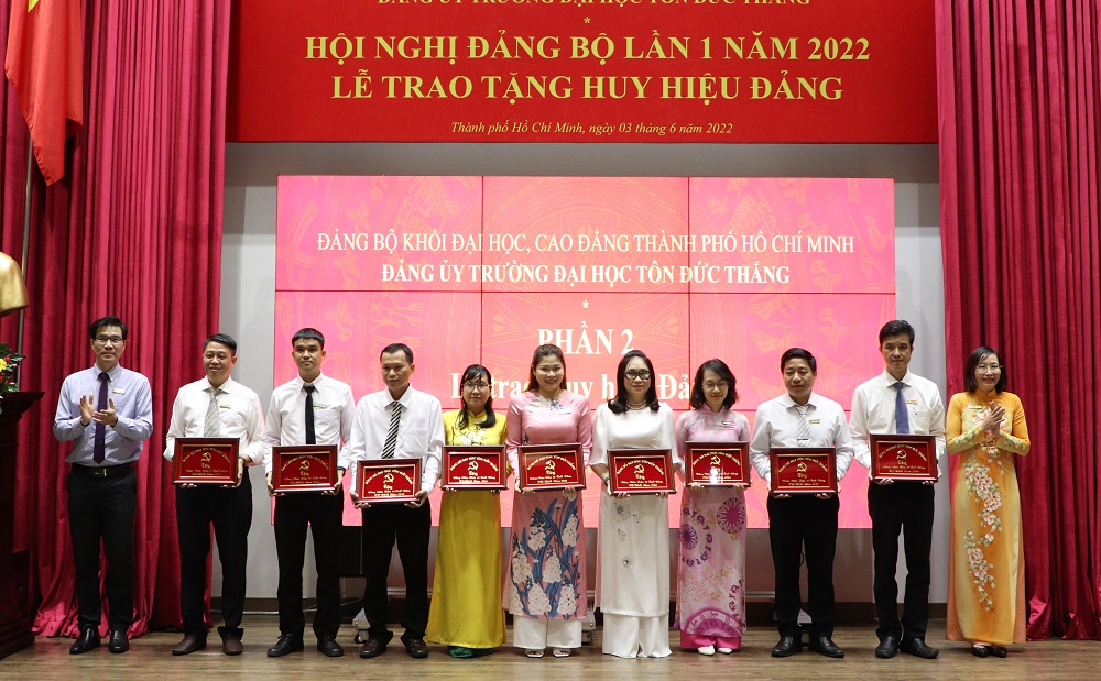 Trao tặng khánh vàng cho các đảng viên tròn 10, 15, 20, 35 và 55 năm tuổi đảng.